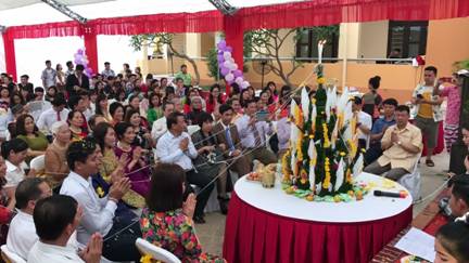 Lãnh đạo thị xã Sơn Tây chúc mừng lưu học sinh Lào nhân dịp Tết cổ truyền Bunpimay.